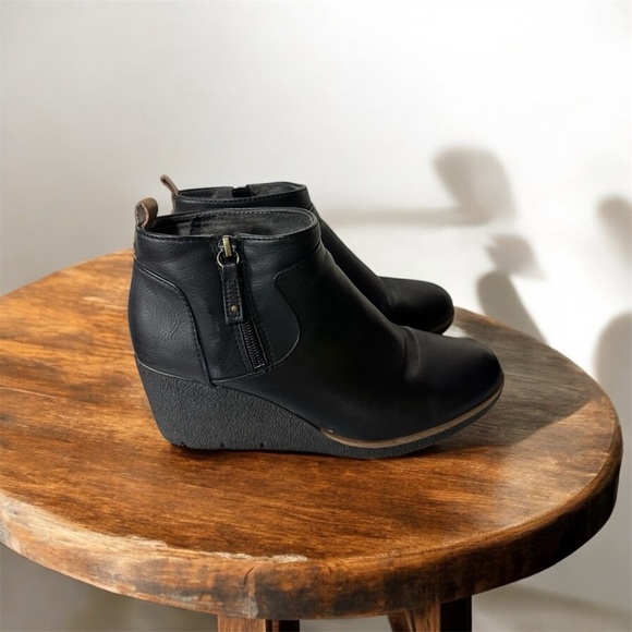 Dr. Scholl's Shoes - Dr. Scholls Bianca Wedge Bootie In Black With Brown Trim Size 9.5
